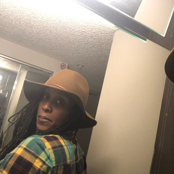 Meet your Posher, Ebony - Picture 7 of 10